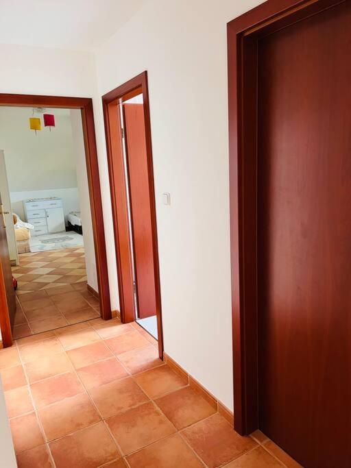 Apartman Se Zahradou 20 Minut Do Centra Prahy Apartment Orech Exterior photo